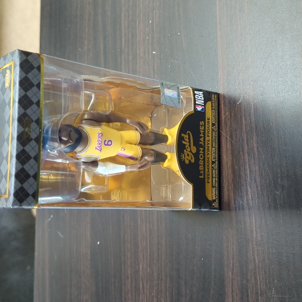 LeBron James Funko figure (small)
